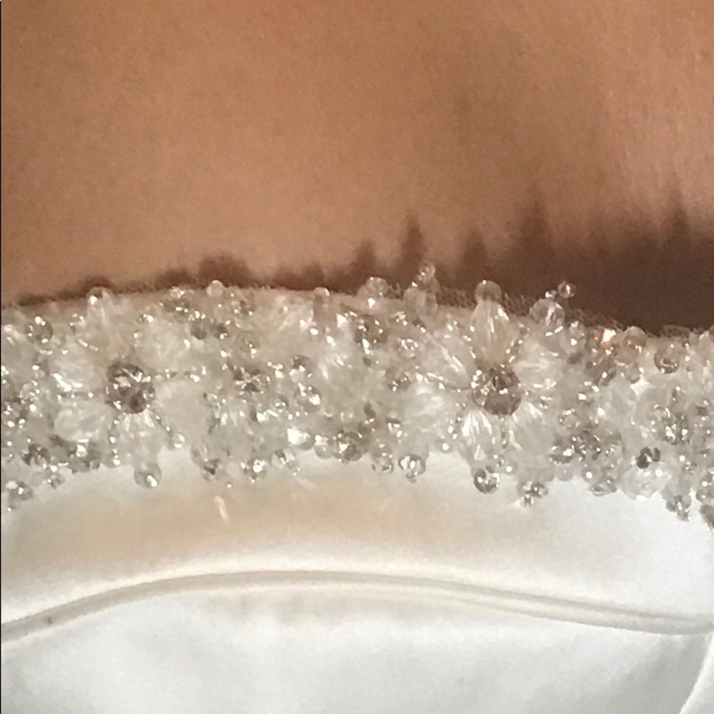 White wedding dress - Picture 3 of 4